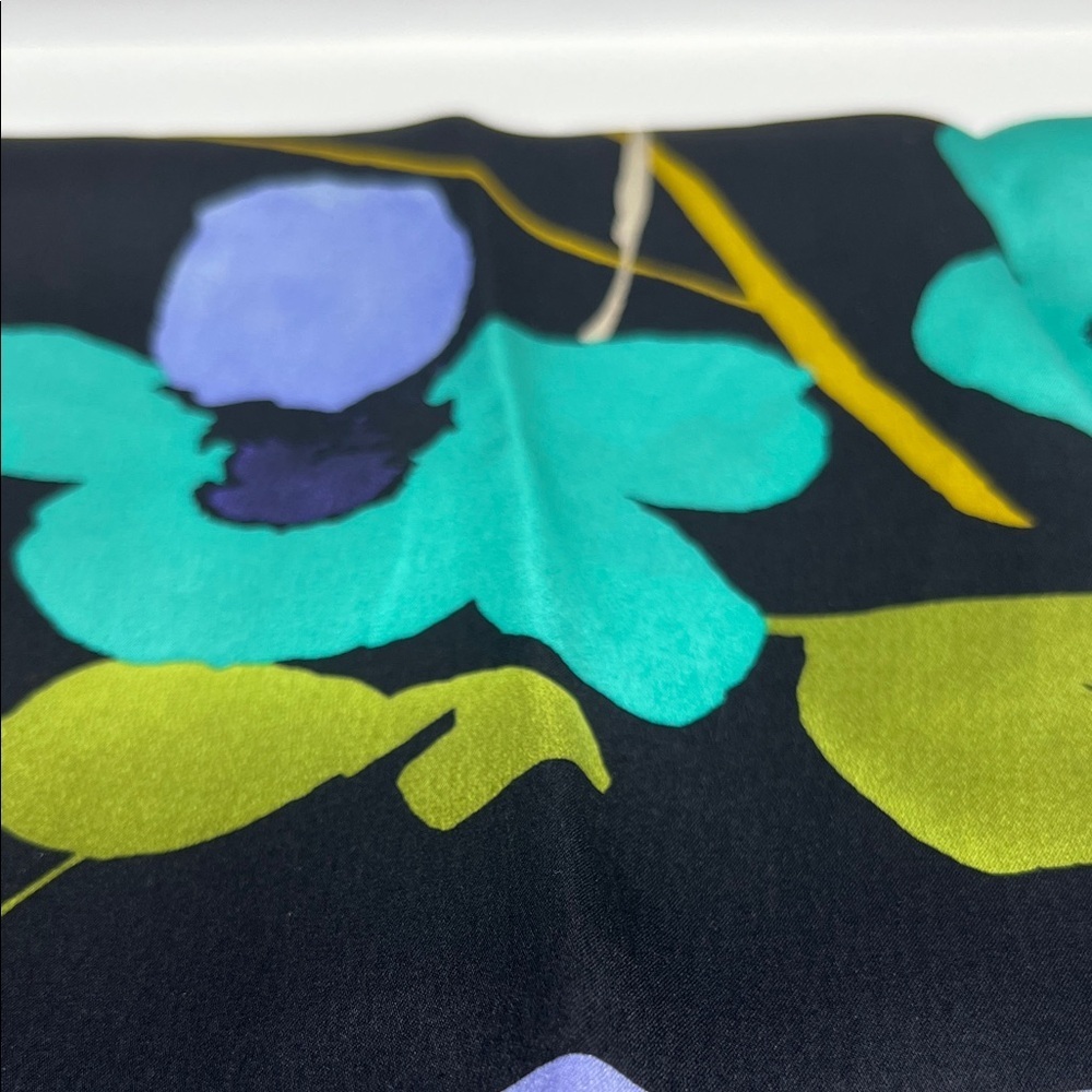 Vivid and Eye Catching Anne Klein Silk Scarf Very Long! Large Graphic Flowers - Picture 6 of 11